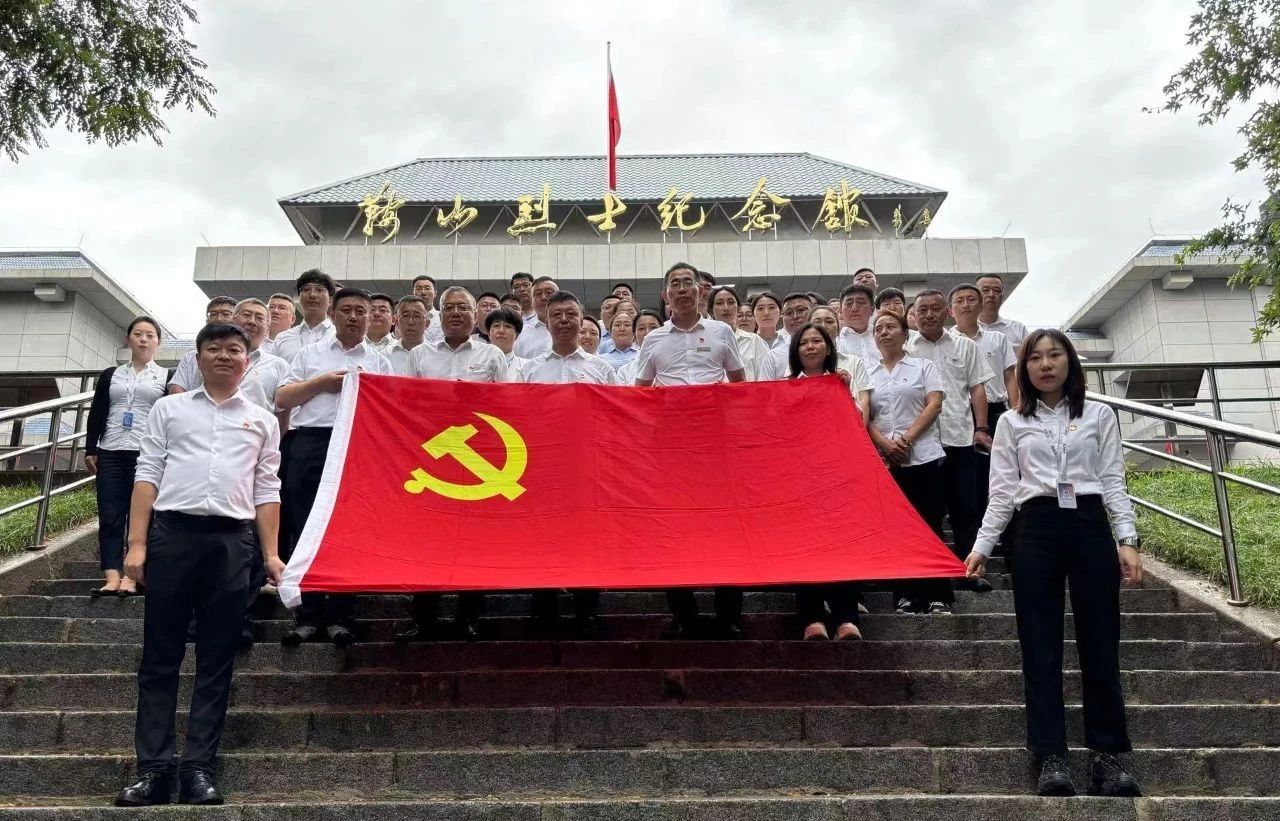 鞍勤集團(tuán)、公服集團(tuán)開(kāi)展“憶初心、強(qiáng)黨性、轉(zhuǎn)作風(fēng)、建新功”慶“七·一”主題黨日活動(dòng)
